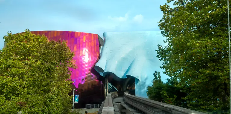Monorail-Strecke-am-Museum-Gewellte-farbige-Aussenfassade-des-Museum-of-Pop-Culture-Detail-MoPOP-Architekt-Frank-Gehry-Seattle-Washington-USA-Nordamerika