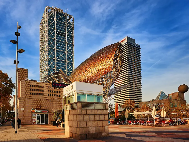 Golden-Fish-statue-in-Barcelona-Spain