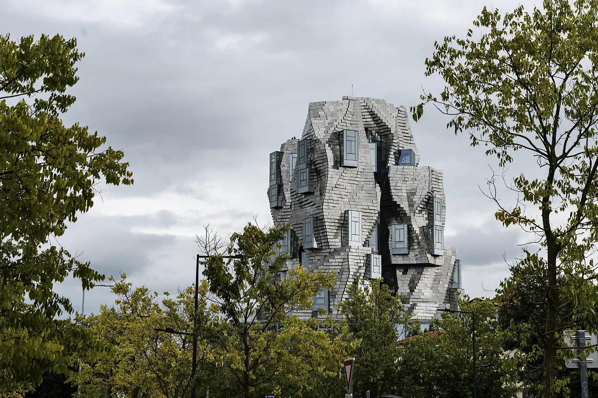 Luma-56-m-hoher-unregelmaessiger-Turm-der-von-Frank-Gehry-entworfen-wurde-Turm-im-Stil-des-Dekonstruktivismus-Arles-Frankreich