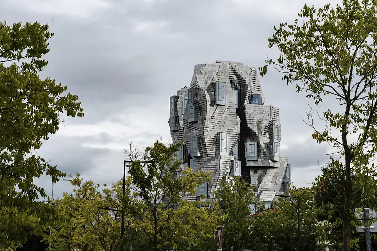 Luma-56-m-hoher-unregelmaessiger-Turm-der-von-Frank-Gehry-entworfen-wurde-Turm-im-Stil-des-Dekonstruktivismus-Arles-Frankreich
