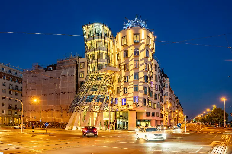 Das-Tanzende-Haus-der-Architekten-Vlado-Milunic-und-Frank-Gehry-in-der-Abenddaemmerung-Prag-Tschechische-Republik-The-Dancing-House-by-architects-Vlado-Milunic-und-Frank-Gehry-at-dusk-Prague-Czech-Republic
