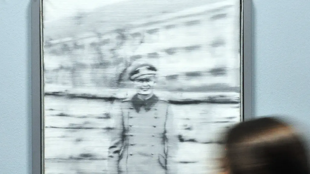 Eine-Besucherin-der-Staatlichen-Kunsthalle-Baden-Baden-Baden-Wuerttemberg-betrachtet-am-17-10-2012-das-Werk-Onkel-Rudi-aus-dem-Jahr-1965-von-Gerhard-Richter-Dieses-ist-Teil-der-Ausstellung-Bilderbedarf-Braucht-Gesellschaft-Kunst-die-vom-20-10-2012-bis-zum-17-02-2013-gezeigt-wird-Bei-der-Schau-geht-es-um-die-konkrete-und-nachweisbare-Wirkung-der-jeweiligen-kuenstlerischen-Arbeit-in-einem-zivilgesellschaftlichen-Umfeld