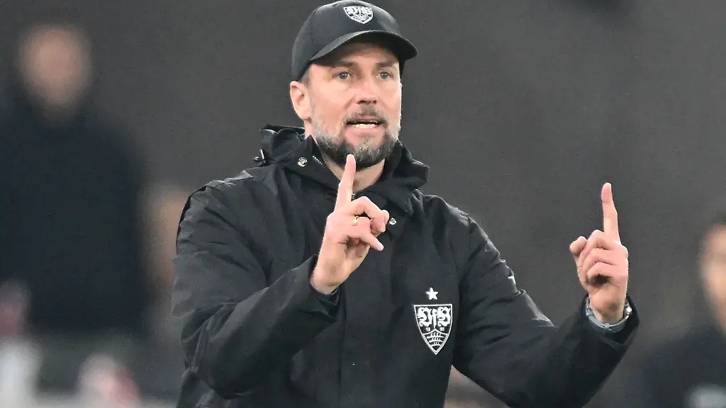 Der-VfB-und-Trainer-Sebastian-Hoeness-empfangen-am-Samstag-die-Bayern