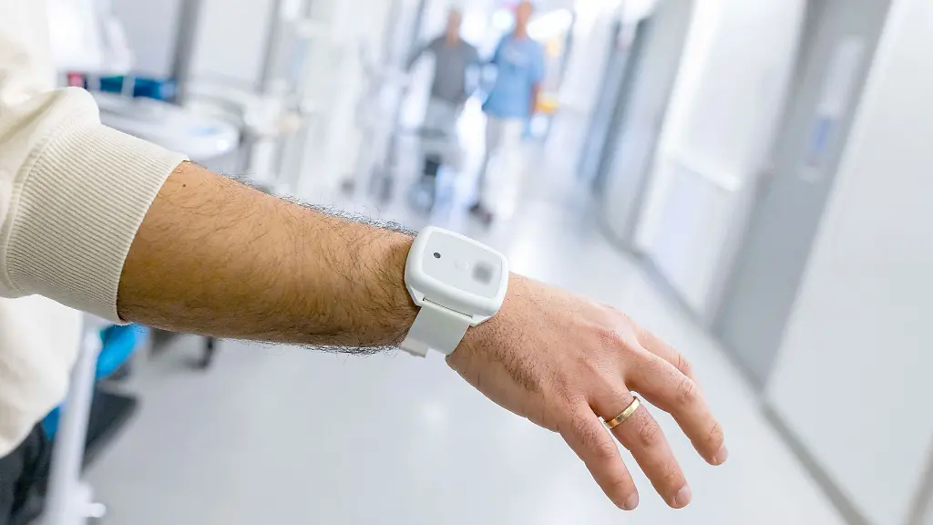 Armbaender-wie-dieses-mit-einem-Transponder-sollen-helfen-die-Verbreitung-multiresistenter-Erreger-einzudaemmen