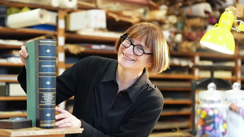 Die-Kieler-Universitaetsbuchbinderei-Fritz-Castagne-feiert-225-Geburtstag-Hier-im-Bild-Inhaberin-Stefanie-Toennis