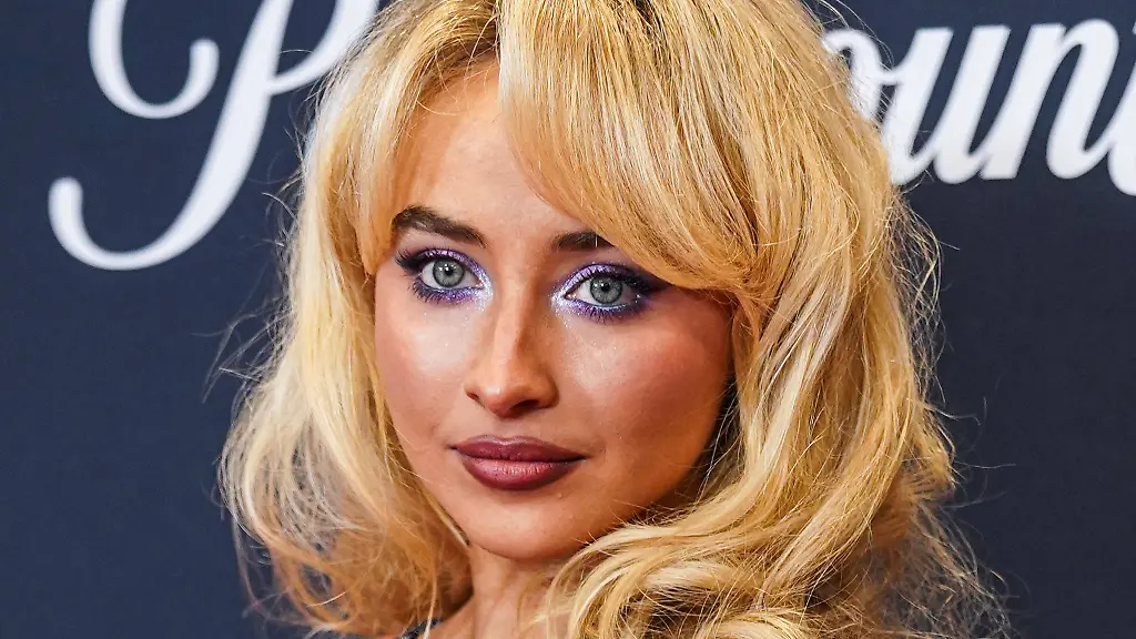 2025-MTV-Video-Music-Awards-Press-Room-American-singer-songwriter-and-actress-Sabrina-Carpenter-winner-of-the-awards-for-best-pop-artist-best-visual-effects-best-cinematography-best-editing-and-best-direction-for-Manchild-and-best-album-for-Short-n-Sweet-poses-in-the-press-room-at-the-2025-MTV-Video-Music-Awards-held-at-UBS-Arena-in-Elmont-Nassau-County-New-York-United-States-UBS-Arena-Elmont-Nassau-County-New-York-USA-New-York-United-States-PUBLICATIONxNOTxINxFRA-Copyright-xImagexPressxAgencyx-originalFilename-collin-2025mtvv250908-npSJC