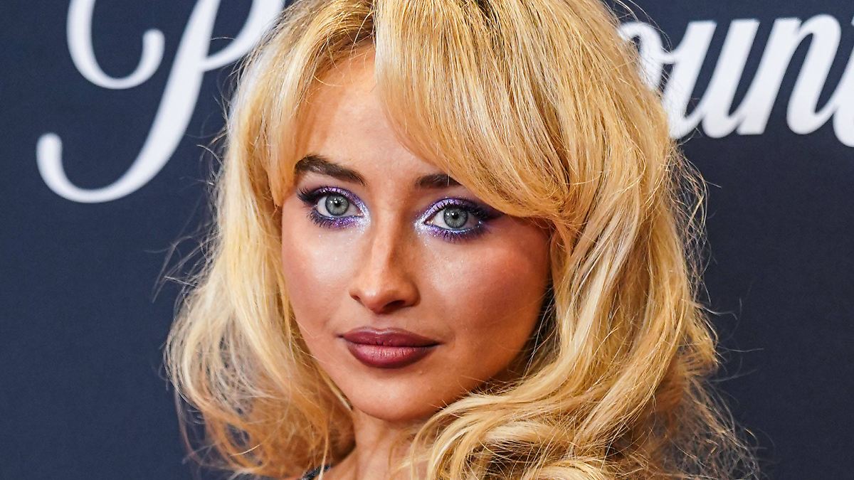 -Wir-entschuldigen-uns-nicht-Wei-es-Haus-postet-wieder-Migranten-Video-mit-Sabrina-Carpenter