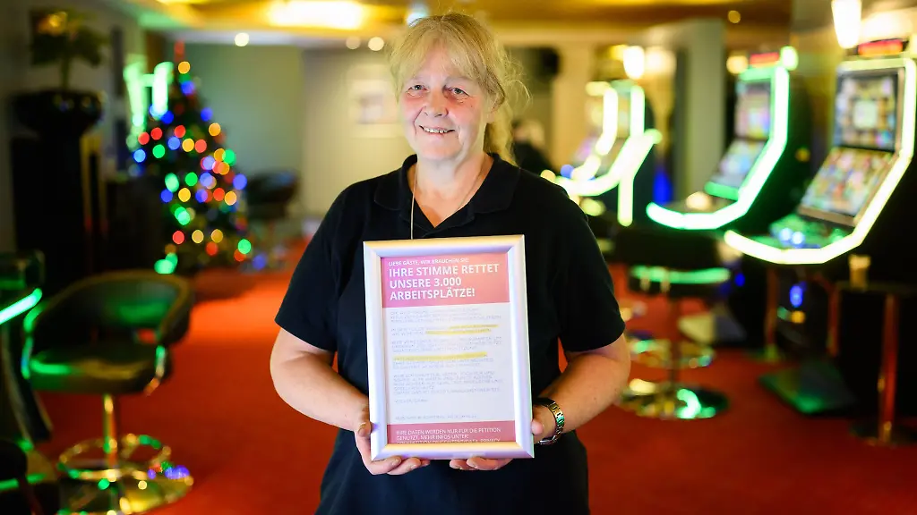 Martina-Roos-arbeitet-seit-zwei-Jahren-in-einer-Admiral-Spielhalle-in-Hannover-Eine-auslaufende-Frist-im-Spielhallengesetz-bereitet-ihr-Sorgen