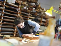 Hamburg & Schleswig-Holstein: Älteste Buchbinderei gibt gedruckten Schätzen neuen Glanz