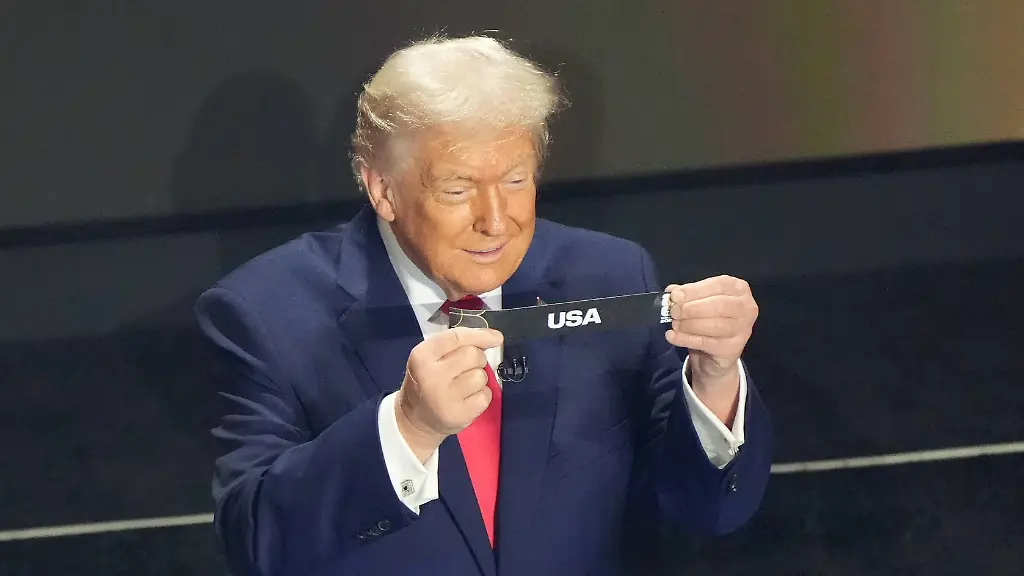 US-Praesident-Donald-Trump-zieht-das-Los-seines-Landes-bei-der-WM-Auslosung-Washington-05-12