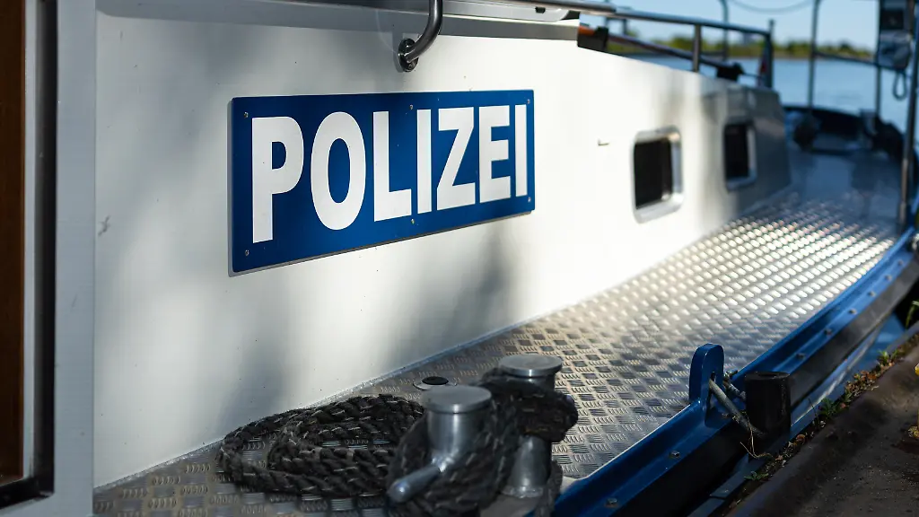 Minden-Deutschland-26-Aug-2025-Im-Bild-Polizeiboot-der-Wasserschutzpolizei-liegt-am-Kai-blau-weisses-Polizeischiff-mit-sichtbarer-Aufschrift-Polizei-festgemacht-mit-Tauen-und-Pollern-am-Ufer-Einsatzfahrzeug-auf-dem-Wasser-fuer-Sicherheit-und-Ordnung-auf-Fluessen-Seen-und-in-Haefen-Symbol-fuer-maritime-Polizeiarbeit-und-Kontrolle-im-Bereich-Schifffahrt-und-Wasserschutz