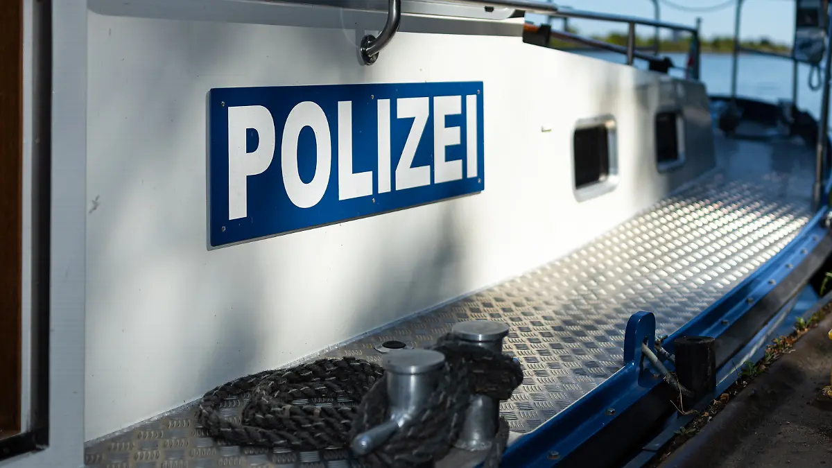 Image for Schock für 130 Passagiere: Passagierschiff kracht gegen Brücke in Bayern