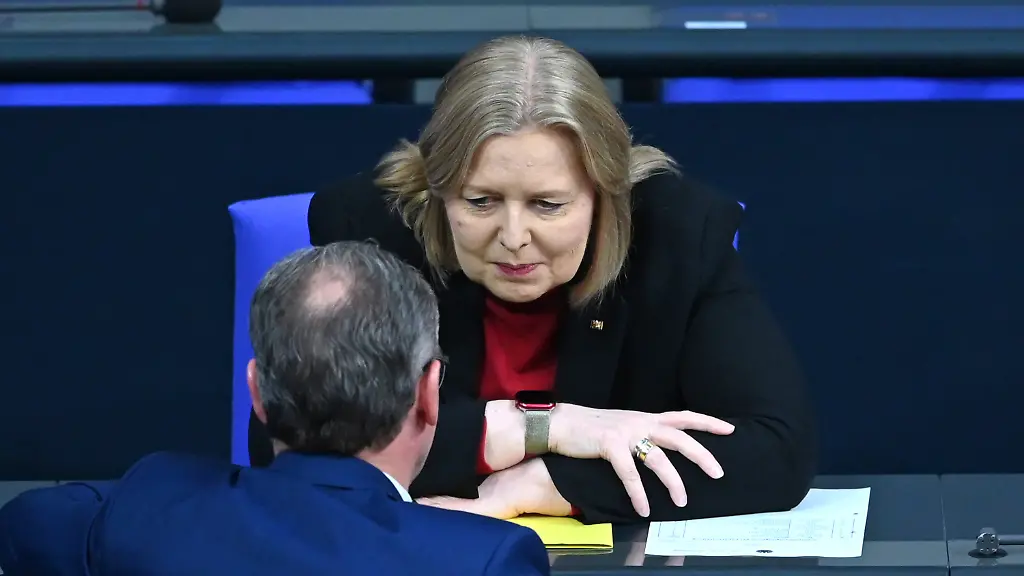 Baerbel-Bas-SPD-Bundesministerin-fuer-Arbeit-und-Soziales-waehrend-der-48-Plenarsitzung-der-21-Legislaturperiode-im-Deutschen-Bundestag-Hauptthemen-der-heutigen-Sitzung-sind-unter-anderem-der-Gesetzesentwurf-zur-Modernisierung-des-Wehrdienstes-und-das-Rentenpaket