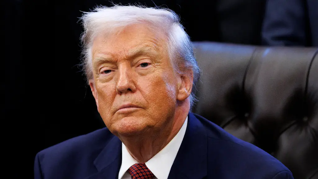 United-States-President-Donald-J-Trump-announces-changes-to-new-fuel-economy-standards-in-the-Oval-Office-of-the-White-House-in-Washington-DC-USA-03-December-2025