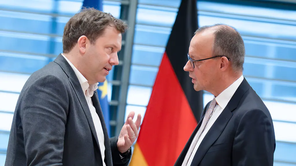 Lars-Klingbeil-und-Friedrich-Merz-bei-der-Konferenz-der-Ministerpraesidenten-der-Laender-im-Kanzleramt-Berlin-04-12