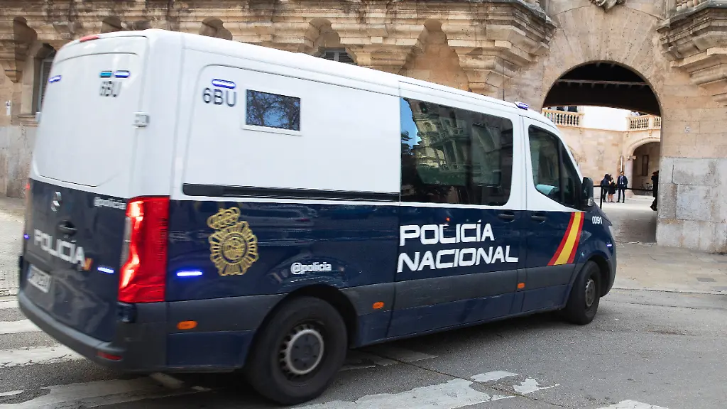 Ein-Fahrzeug-der-spanischen-Polizei-kommt-am-Landgericht-in-der-Inselhauptstadt-an-wo-der-Prozess-gegen-einen-Deutschen-wegen-Mordes-an-einem-anderen-Deutschen-beginnt-Der-Angeklagte-soll-sich-im-Oktober-2023-mit-einem-Messer-auf-das-Opfer-gestuerzt-und-elfmal-zugestochen-haben