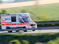 Baden-Württemberg: Mann will Lkw-Anhänger mit Händen stoppen und wird verletzt