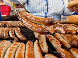 Attacke mit Fleisch und Fäusten: Mann eskaliert auf Pfaffenhofener Weihnachtsmarkt