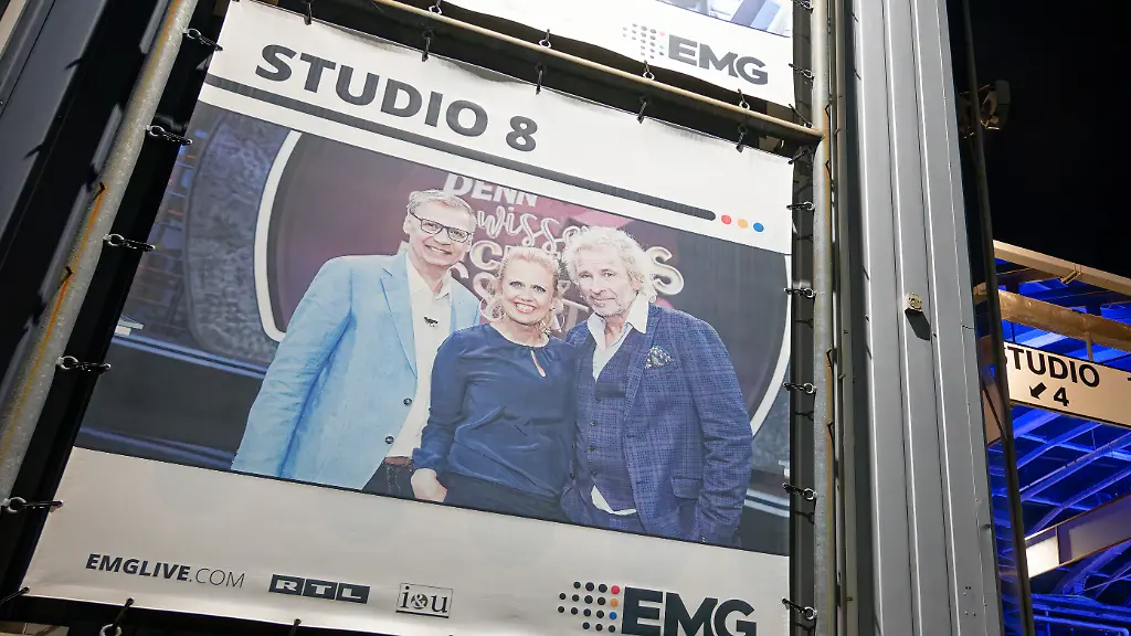 Ein-Plakat-auf-dem-Gelaende-der-EMG-Studios-in-Huerth-weist-auf-eine-Show-mit-Guenther-Jauch-Barbara-Schoeneberger-und-Thomas-Gottschalk-hin-Fernsehmoderator-Thomas-Gottschalk-wird-trotz-seiner-Krebserkrankung-in-einer-Liveshow-auftreten-Die-Show-soll-am-Samstag-6-Dezember-aufgezeichnet-werden