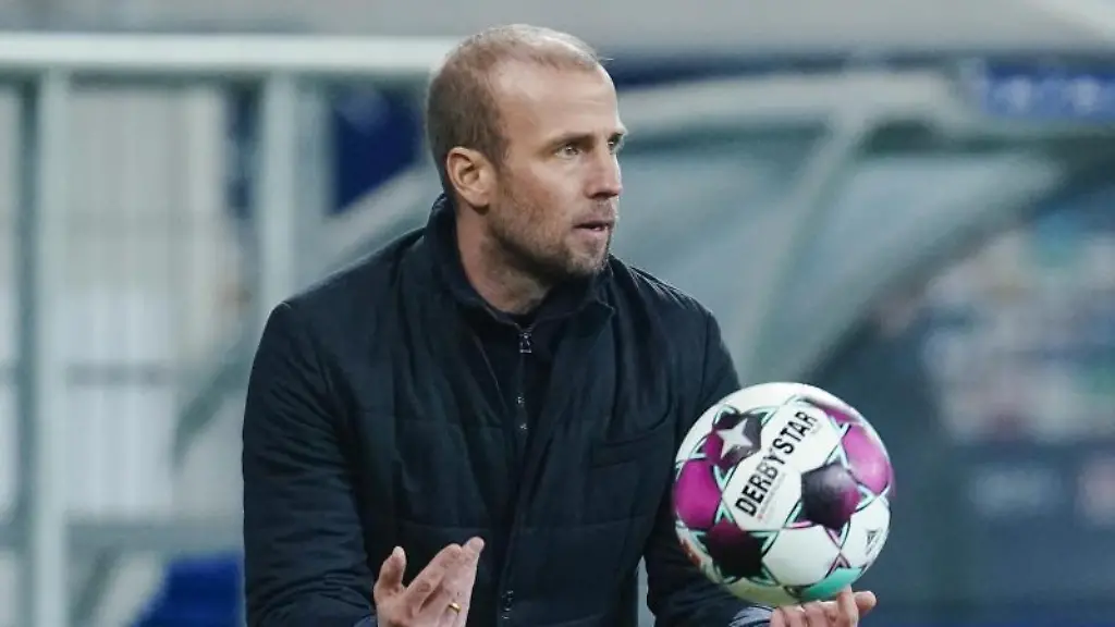 Hoffenheims-Trainer-Sebastian-Hoeness-haelt-den-Spielball-in-der-Hand