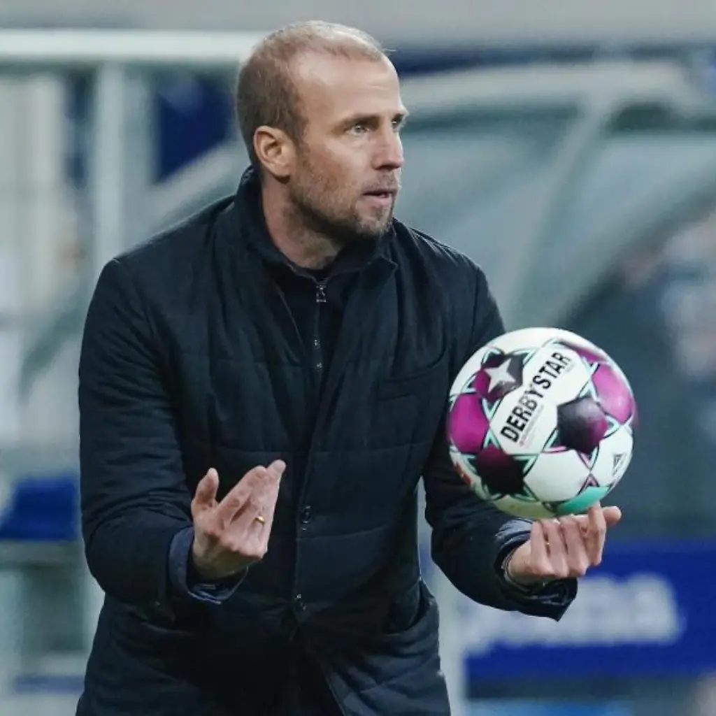 Hoffenheims-Trainer-Sebastian-Hoeness-haelt-den-Spielball-in-der-Hand