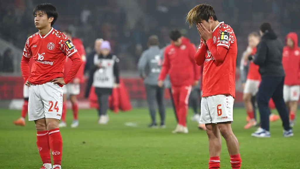 v-li-Soto-KAWASAKI-1-FSV-Mainz-05-Kaishu-SANO-1-FSV-Mainz-05-nach-Spielende-Enttaeuschung-Frust-enttaeuscht-frustriert-niedergeschlagen-Fussball-1-Bundesliga-Saison-2025-2026-13-Spieltag-Spieltag13-1-FSV-Mainz-05-Borussia-Moenchengladbach-0-1-am-05-12-2025-MEWA-ARENA