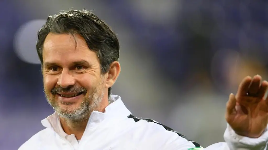 Aues-Trainer-Dirk-Schuster-gestikuliert-vor-Beginn-des-Spiels