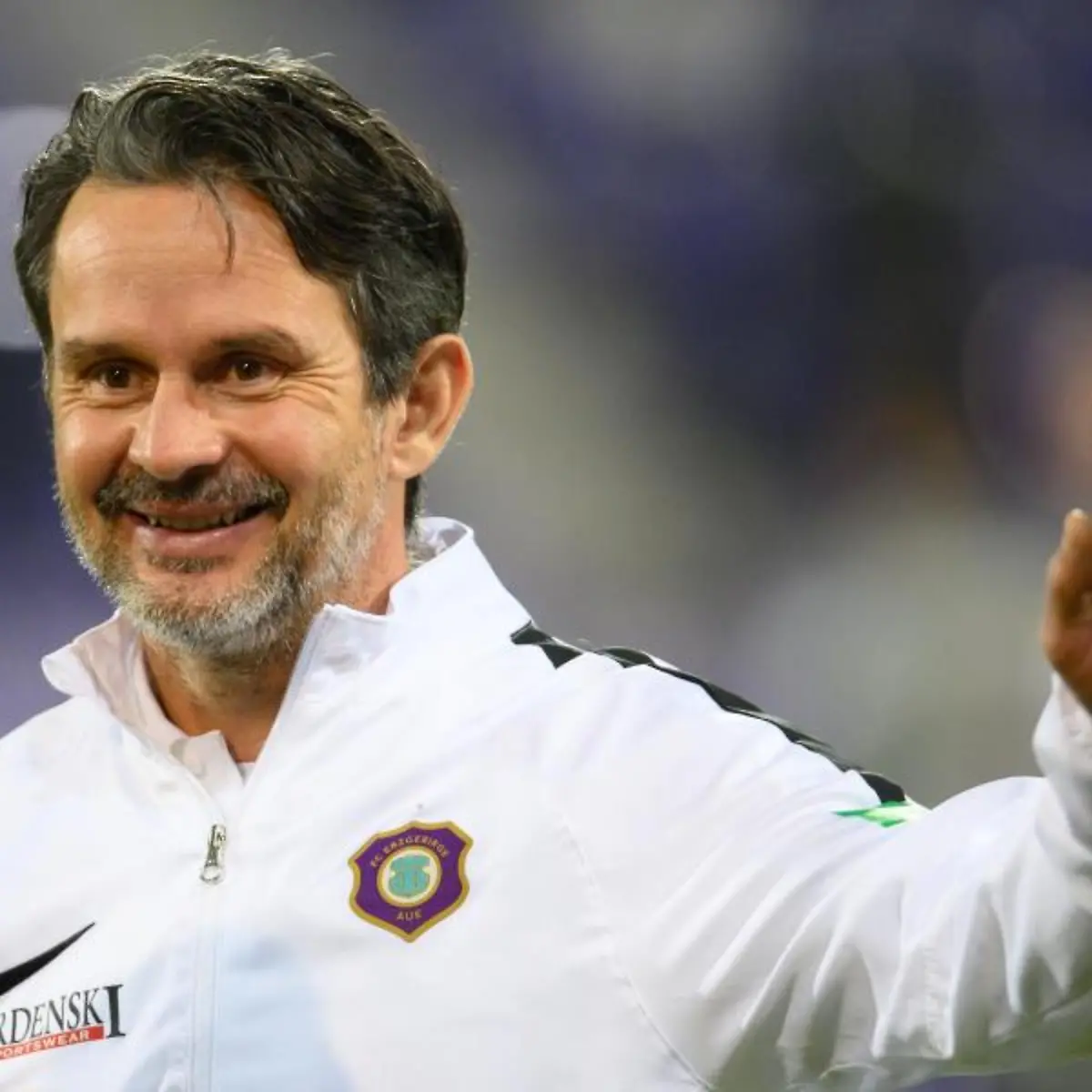 Aues-Trainer-Dirk-Schuster-gestikuliert-vor-Beginn-des-Spiels