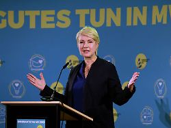 Mecklenburg-Vorpommern: Schwesig zeichnet 37 Ehrenamtliche mit Ehrennadel aus