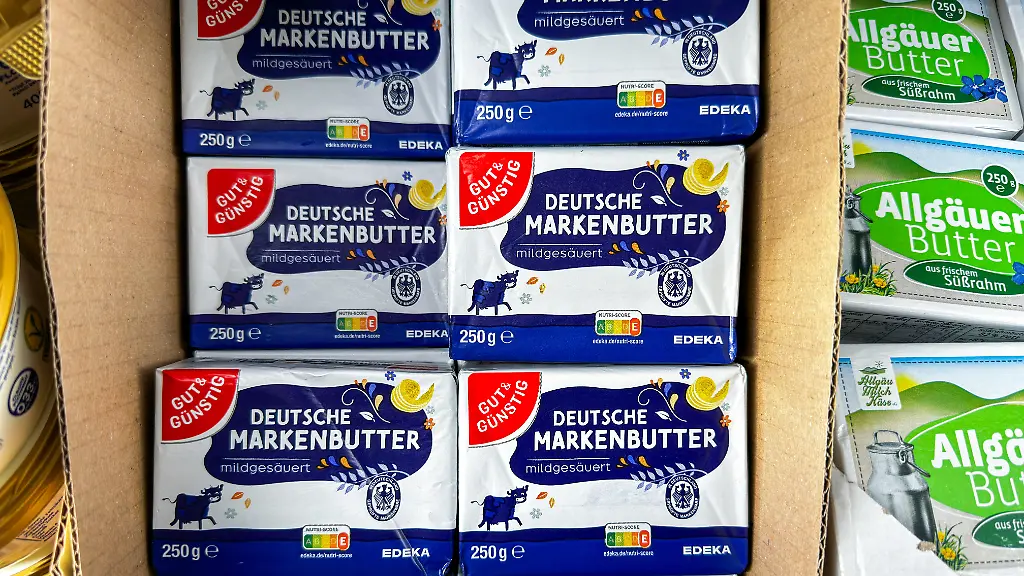 Mehrere-Packungen-Deutsche-Markenbutter-im-Kuehlregal-eines-Supermarkts-Das-Milchprodukt-wird-in-250-Gramm-Packungen-angeboten-und-dient-als-Grundzutat-in-Kueche-Backen-und-beim-Fruehstueck