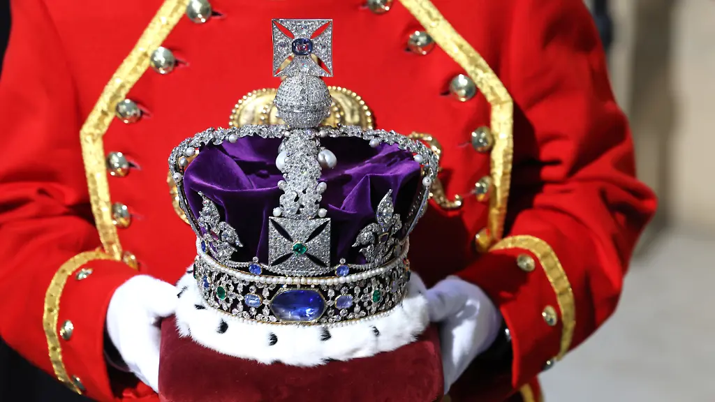 Die-Imperial-State-Crown-trifft-zur-Eroeffnung-des-Parlaments-im-House-of-Lords-im-Palace-of-Westminster-ein