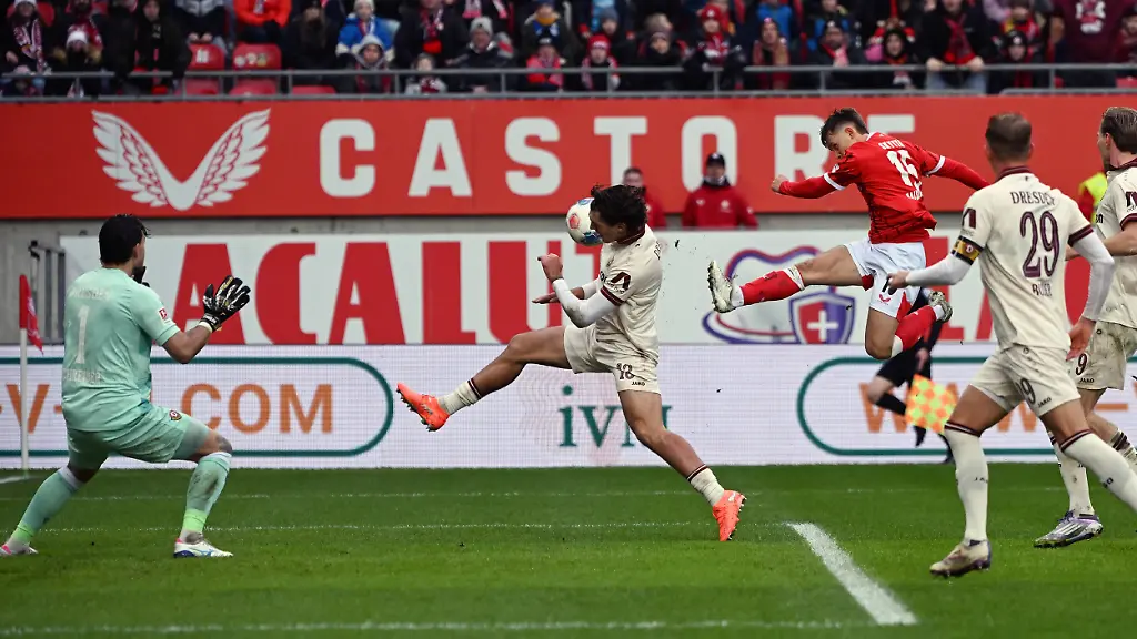 06-12-2025-xjhx-Fussball-2-Bundesliga-1-FC-Kaiserslautern-Dynamo-Dresden-v-l-Tim-Schreiber-Dynamo-Dresden-Mikael-Naatan-Skyttae-1