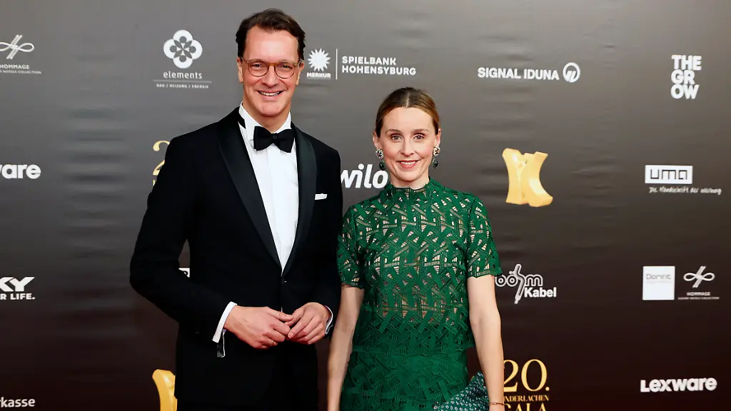 Hendrik-Wuest-mit-Ehefrau-Katharina-Wuest-bei-der-20-Kinderlachen-Gala-2024-in-der-Messe-Dortmund-Dortmund-30-11