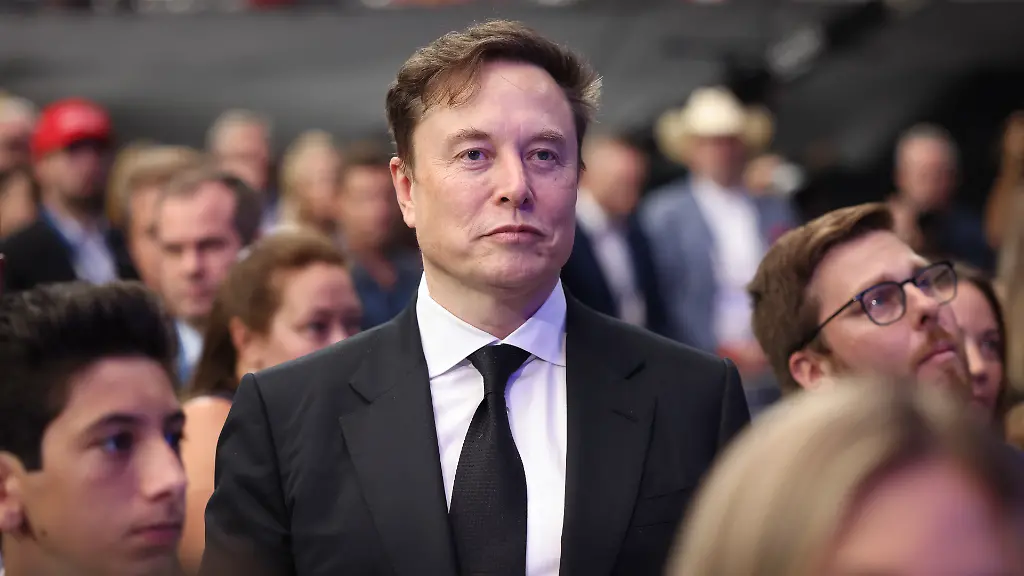 September-21-2025-Glendale-Arizona-USA-ELON-MUSK-at-the-Charlie-Kirk-Memorial-at-State-Farm-Stadium-in-Glendale-Arizona
