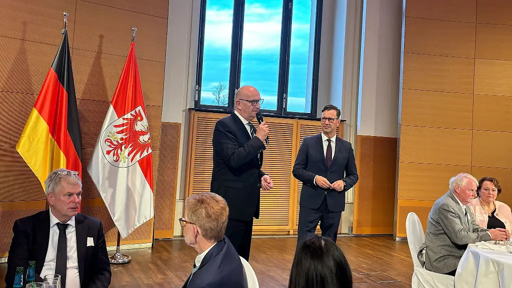 Einmal-im-Jahr-bedankt-sich-Brandenburgs-Ministerpraesident-Dietmar-Woidke-SPD-bei-ehrenamtlichen-Helfern