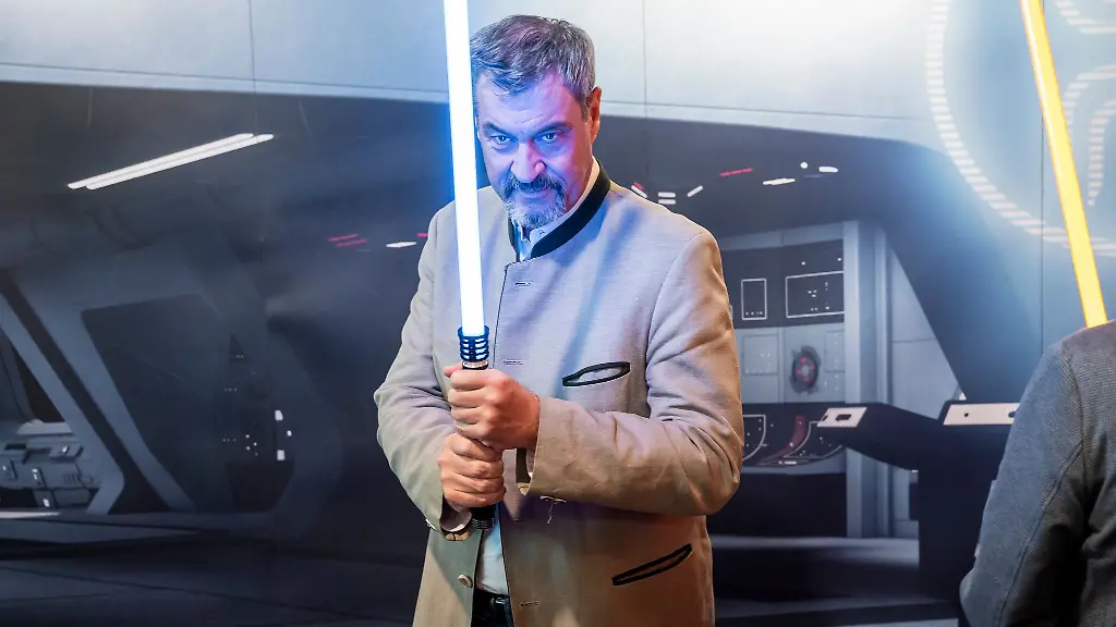 Wohl-keine-Waffe-fuer-den-politischen-Nahkampf-Markus-Soeder-haelt-ein-Lichtschwert