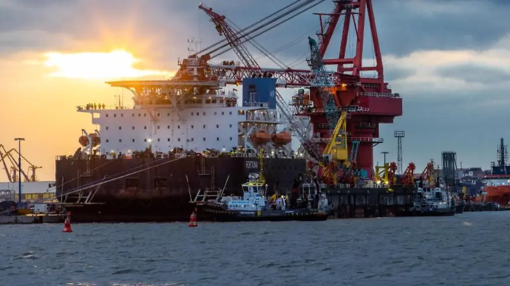 Schlepper-bringen-sich-am-russischen-Verlegeschiff-Fortuna-im-Hafen-in-Position
