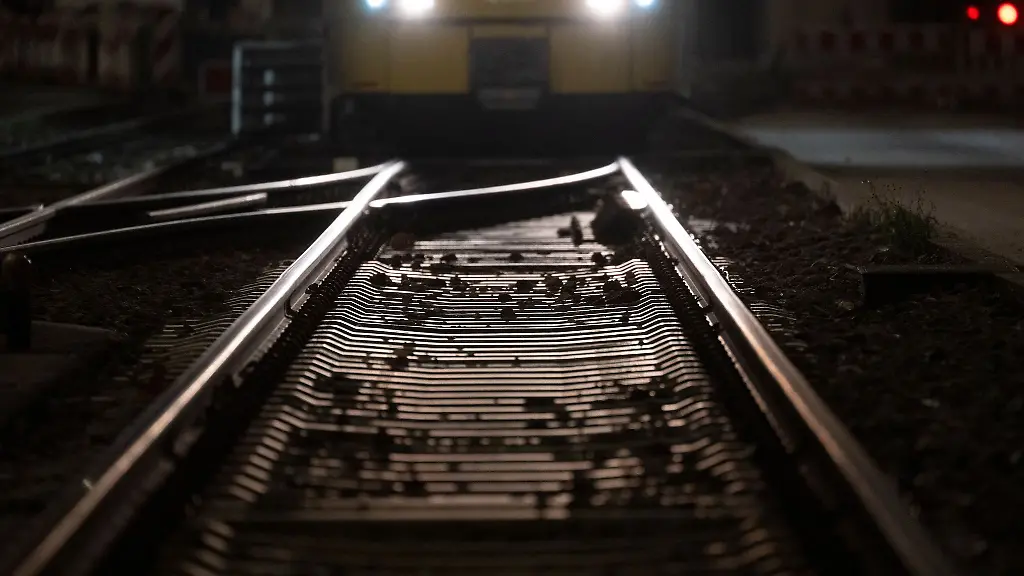 Die-Stadtbahn-ist-nach-dem-Zusammenstoss-mit-einem-Auto-entgleist