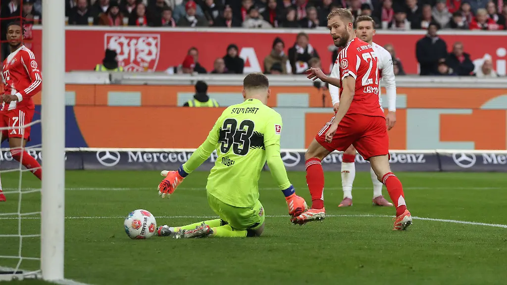 06-12-25-VfB-Stuttgart-FC-Bayern-Muenchen-Deutschland-Stuttgart-06-12-2025-Fussball-Bundesliga-Saison-2025-2026-VfB-Stuttgart-FC-Bayern-Muenchen-0-1-Bayern-durch-Konrad-Laimer-rechts-Links-TW-Alexander-Nuebel-Vfb