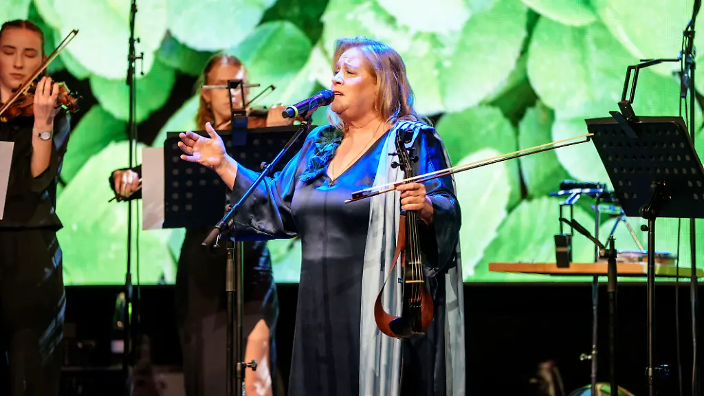 Kathy-Kelly-bei-der-7-Windfluechter-Charity-Gala-2024-zu-Gunsten-der-Stiftung-Betroffen-im-Stoertebeker-Brauquartier-Stralsund-27-04