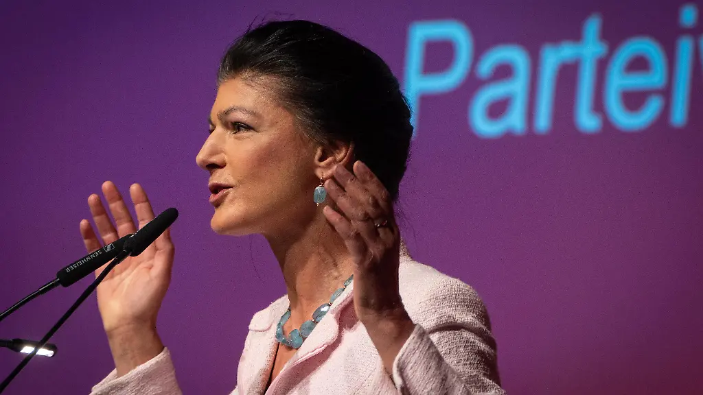 Die-Parteigruenderin-Sahra-Wagenknecht-haelt-ihre-letzte-Rede-als-Parteivorsitzende-vor-dem-Bundesparteitag