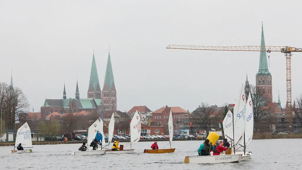 Segler-in-kleinen-Jollen-nehmen-an-der-Eisarschregatta-des-Luebecker-Yacht-Clubs-teil