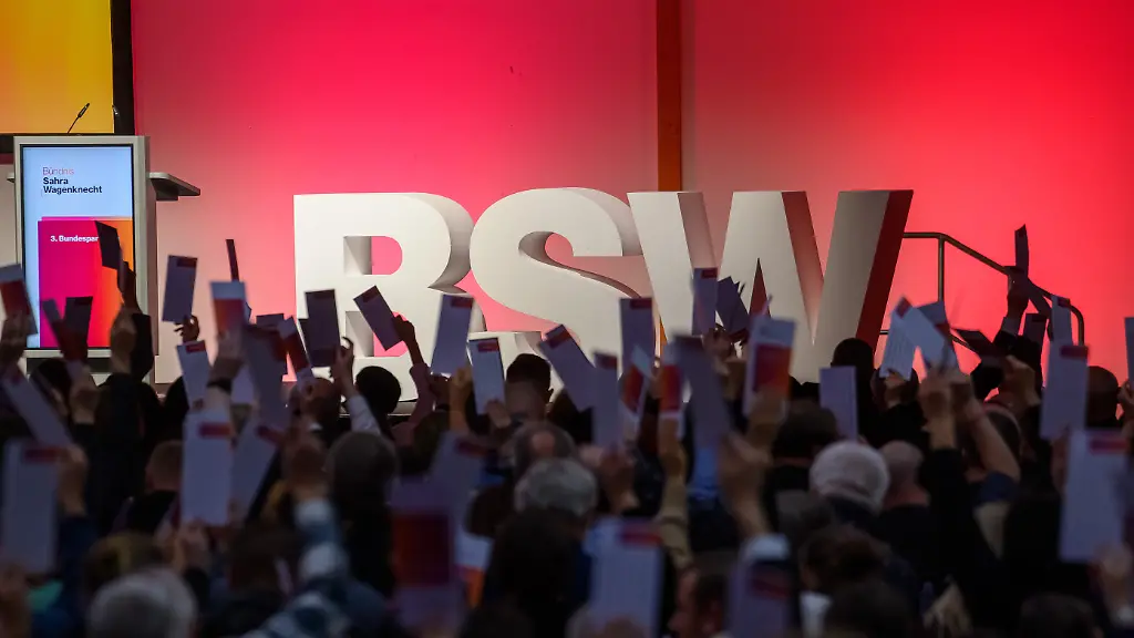 Delegierte-stimmen-auf-dem-3-Bundesparteitag-der-Partei-Buendnis-Sahra-Wagenknecht-ueber-einen-neuen-Namen-fuer-die-Partei-ab-In-Magdeburg-hat-der-3-Bundesparteitag-vom-BSW-begonnen