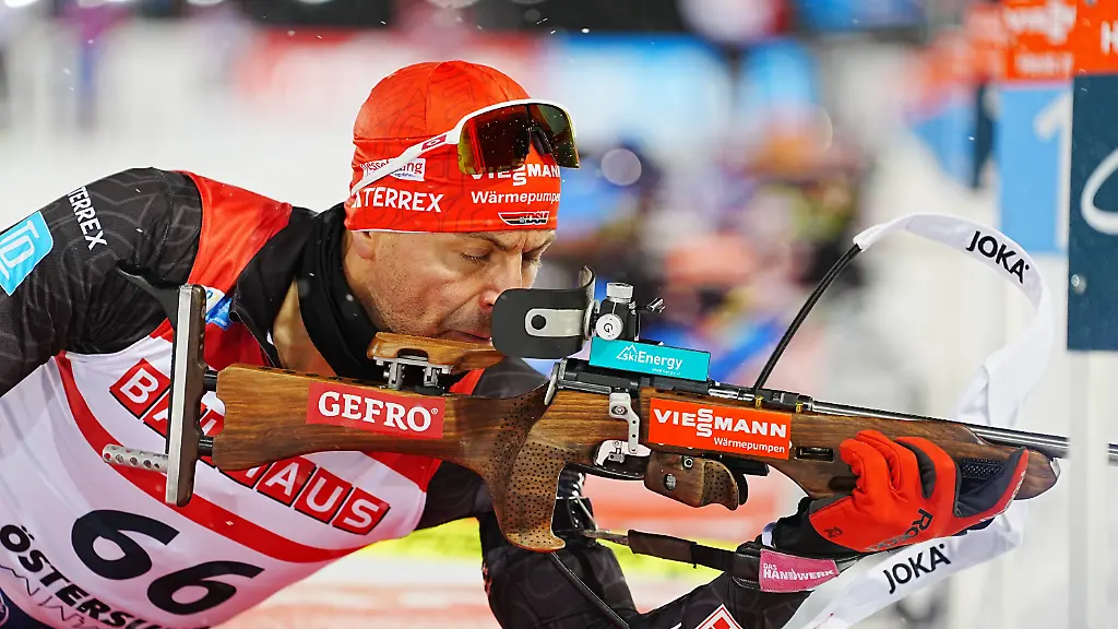 OeSTERSUND-SVERIGE-20251206-Tysklands-Philipp-Nawrath-under-inskjutningen-infoer-herrarnas-10-km-sprint-vid-vaerldscuptaevlingarna-i-skidskytte-pa-Oestersunds-skidstadion-i-Oestersund-Sverige-6-december-2025