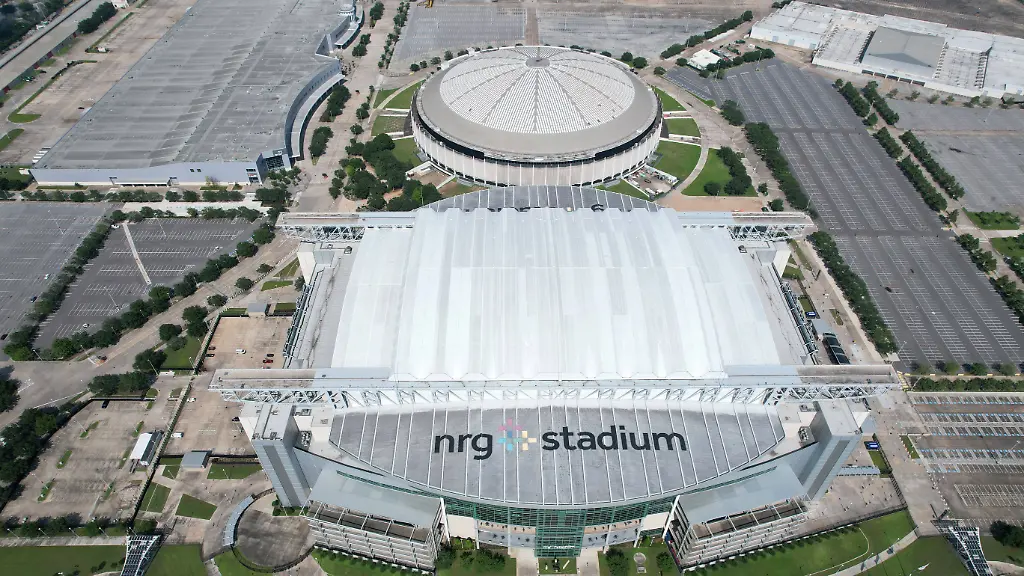 NFL-American-Football-Herren-USA-NRG-Stadium-An-aerial-view-of-NRG-Stadium-and-Astrodome-Sunday-May-30-2021-in-Houston-NRG-Stadium-is-the-home-of-the-Houston-Texans-The-Astrodome-served-as-the-home-of-the-Houston-Astros-from-1965-99-and-the-Houston-Oilers-from-1968-96