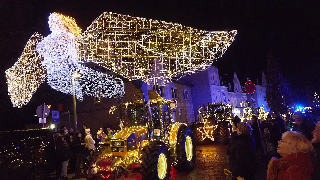Landwirte-sind-mit-mehr-als-30-weihnachtlich-geschmueckten-Treckern-in-einem-Korso-nach-Luebeck-gefahren-um-krebskranke-Kinder-und-ihr-Pflegepersonal-zu-beschenken