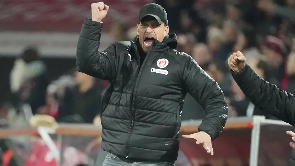 Fussball-1-BL-saison-2025-2026-1-FC-Koeln-vs-FC-St-Pauli-06-12-2025-Rheinenergiestadion-Koeln-Alexander-Blessin-FC-St-Pauli-jubelt-Aktion-Einzelbild-copyright-Chai-von-der-Laage-Ery-DFL-regulations-prohibit-any-use-of-photographs-as-image-sequences-and-or-quasi-video