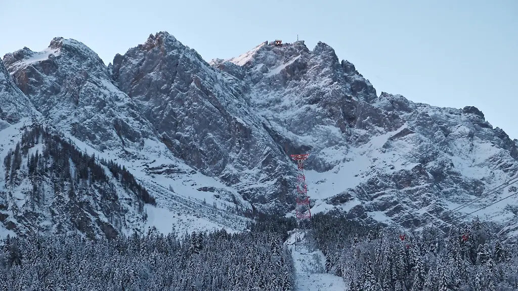 Garmisch-28-11-2025-Foto-Robert-Haas-Restaurierung-des-Gipfelkreuzes-der-Zugspitze-Anbringung-des-neu-vergoldeten-Kreuzes-am-auf-dem-Gipfel-Reportage-Restaurierung-und-Vergoldung-des-Gipfelkreuzes-der-Zugspitze