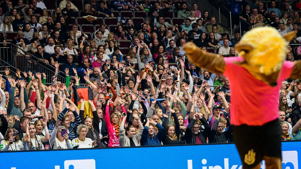 Handball-Frauen-WM-Hauptrunde-Spanien-Deutschland-Fankurve-Fans-Fanblock-Zuschauer-Dortmund-Westfalenhalle-Nordrhein-Westfalen-Deutschland-Handball-Womens-World-Championship-Main-Round-Spain-Germany-Fan-Curve-Fans-Fan-Block-Spectators-Dortmund-Westfalenhalle-North-Rhine-Westphalia-Germany
