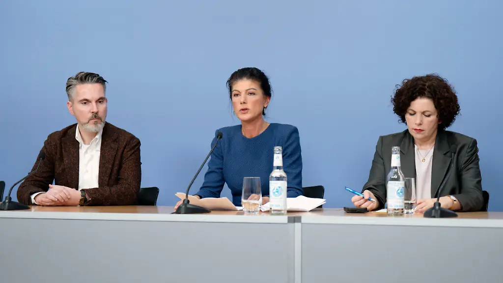 Fabio-De-Masi-Sahra-Wagenknecht-und-Amira-Mohamed-Ali-bei-der-Pressekonferenz-press-conference-des-BSW-zur-personellen-Aufstellung-des-Parteipraesidiums-im-Haus-der-Bundespressekonferenz-Berlin-10-11